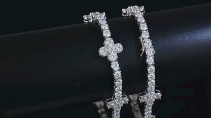 Video showcasing the Mozi Four-Leaf Clover Tennis Bracelet, highlighting its unique four-leaf clover-inspired '+' link design, radiant white moissanite stones, and the luxurious Sterling Silver 925 craftsmanship. The bracelet is elegantly displayed from various angles, demonstrating its sparkle and intricate detailing